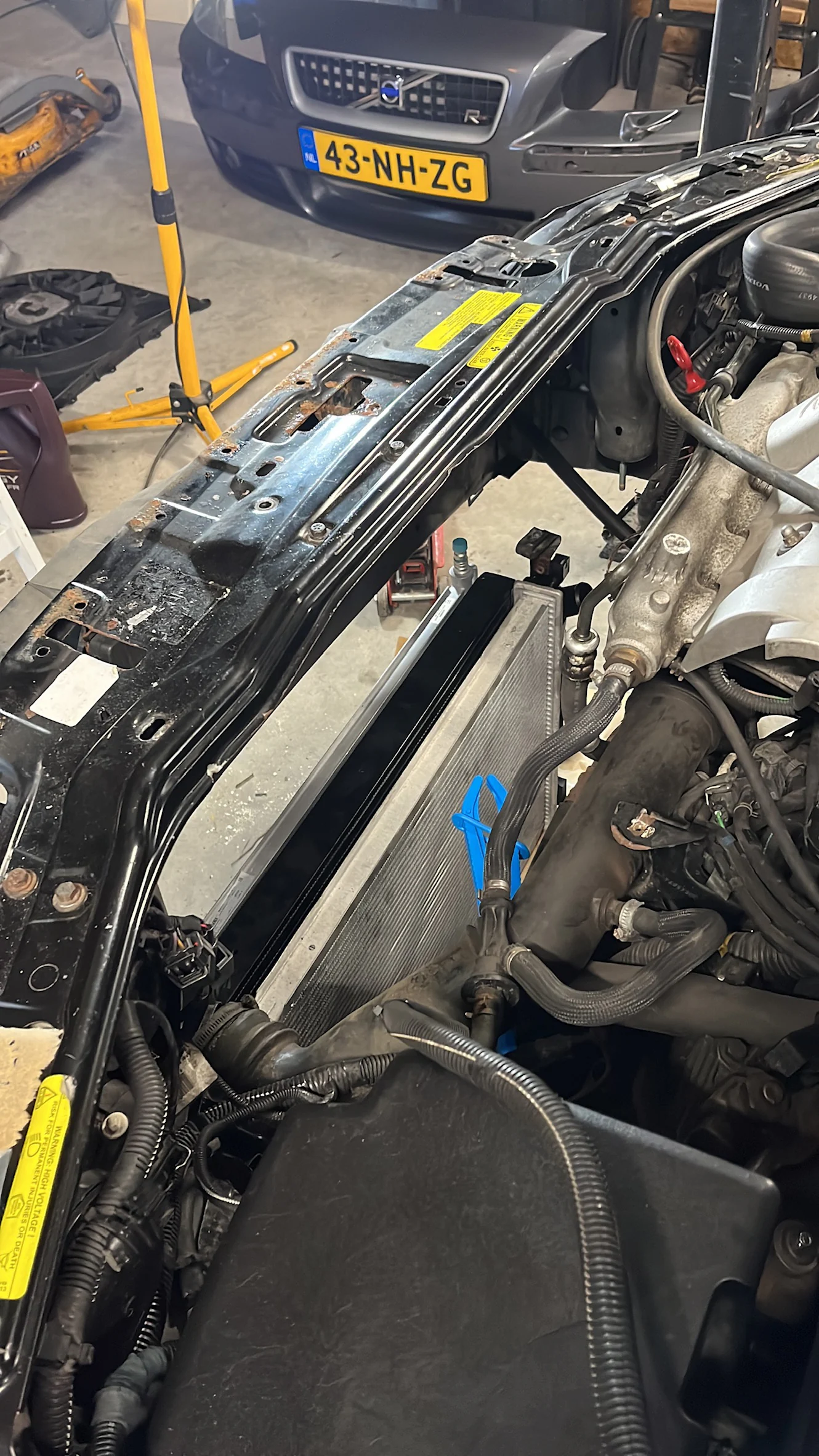 De FMIC.Pro-intercooler gemonteerd voor de motor van de Volvo V70R