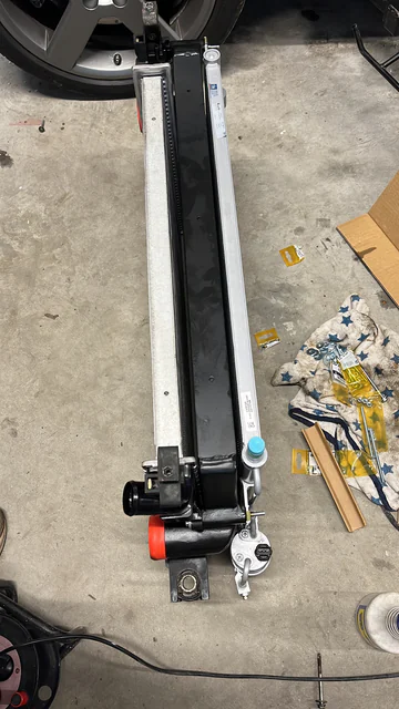 De zwarte FMIC.Pro-intercooler samen met de radiator en aircocondensor, buiten de auto