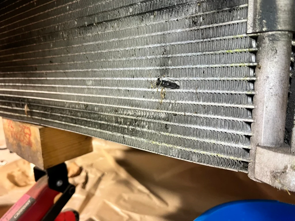 Close-up van een beschadiging en lekkage in de originele intercooler