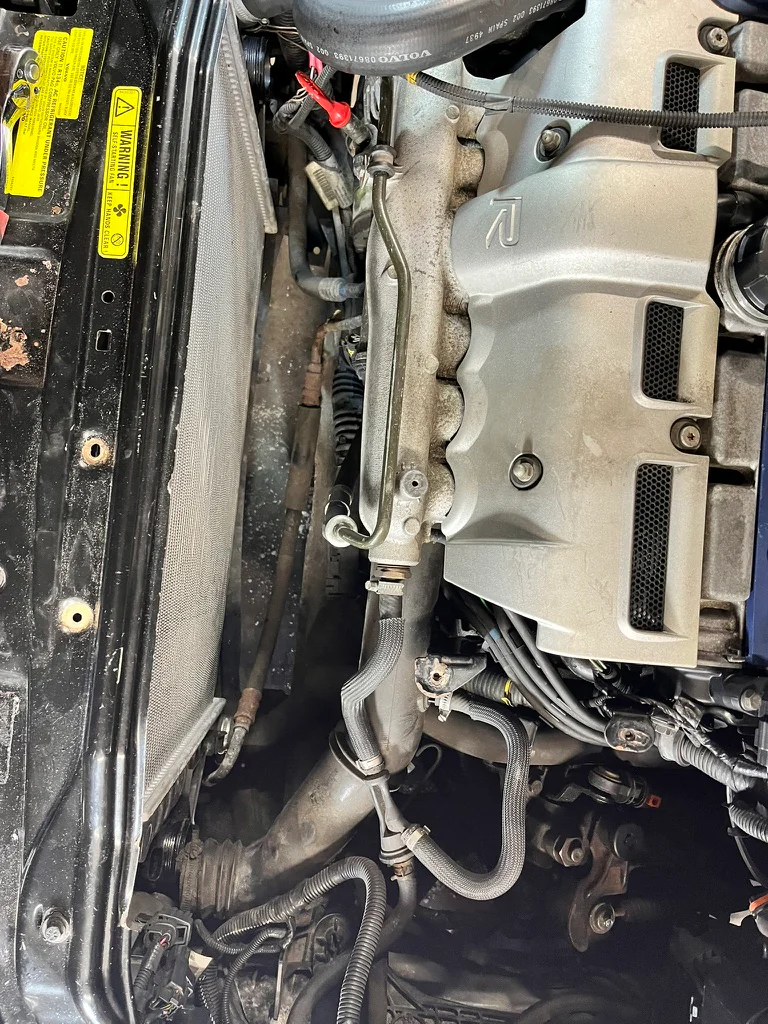 Het oorspronkelijke koelpakket in de motorruimte van de Volvo V70R