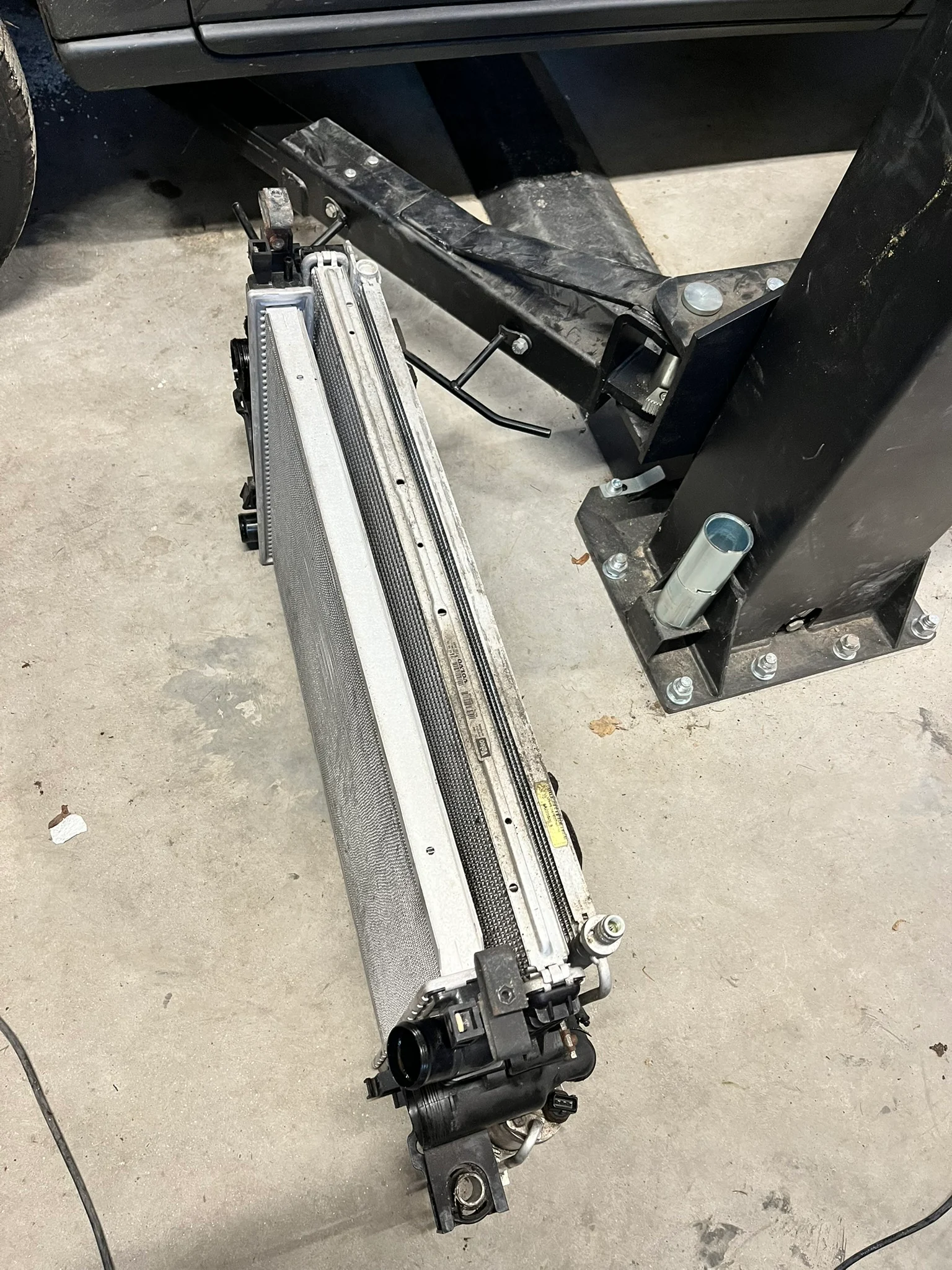 Het uitgebouwde koelpakket van de Volvo V70R, rechtop naast de hefbrug