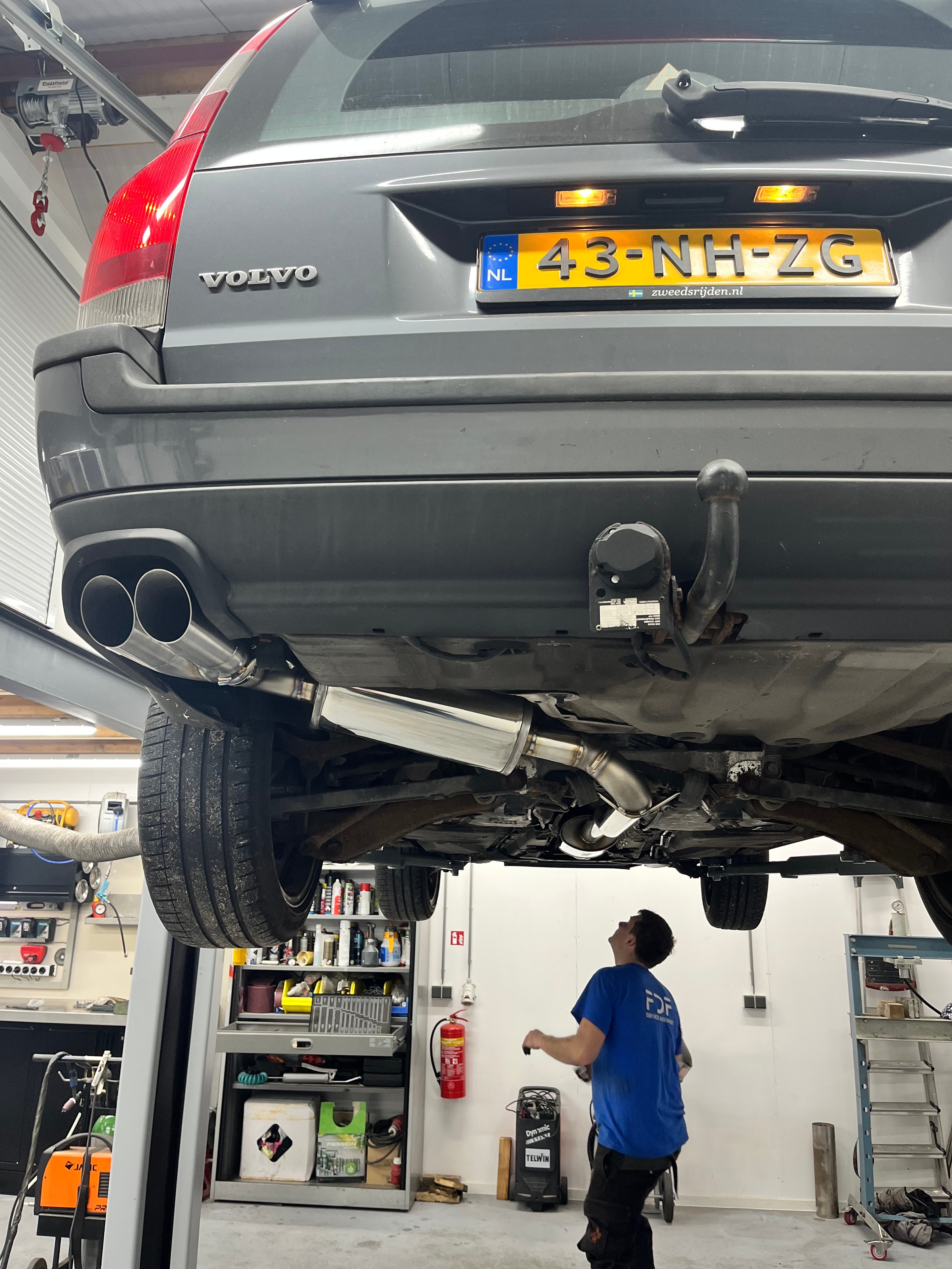 De Volvo V70 R op de hefbrug, met het dubbele uitlaateindstuk links onder de achterbumper en de einddemper erachter